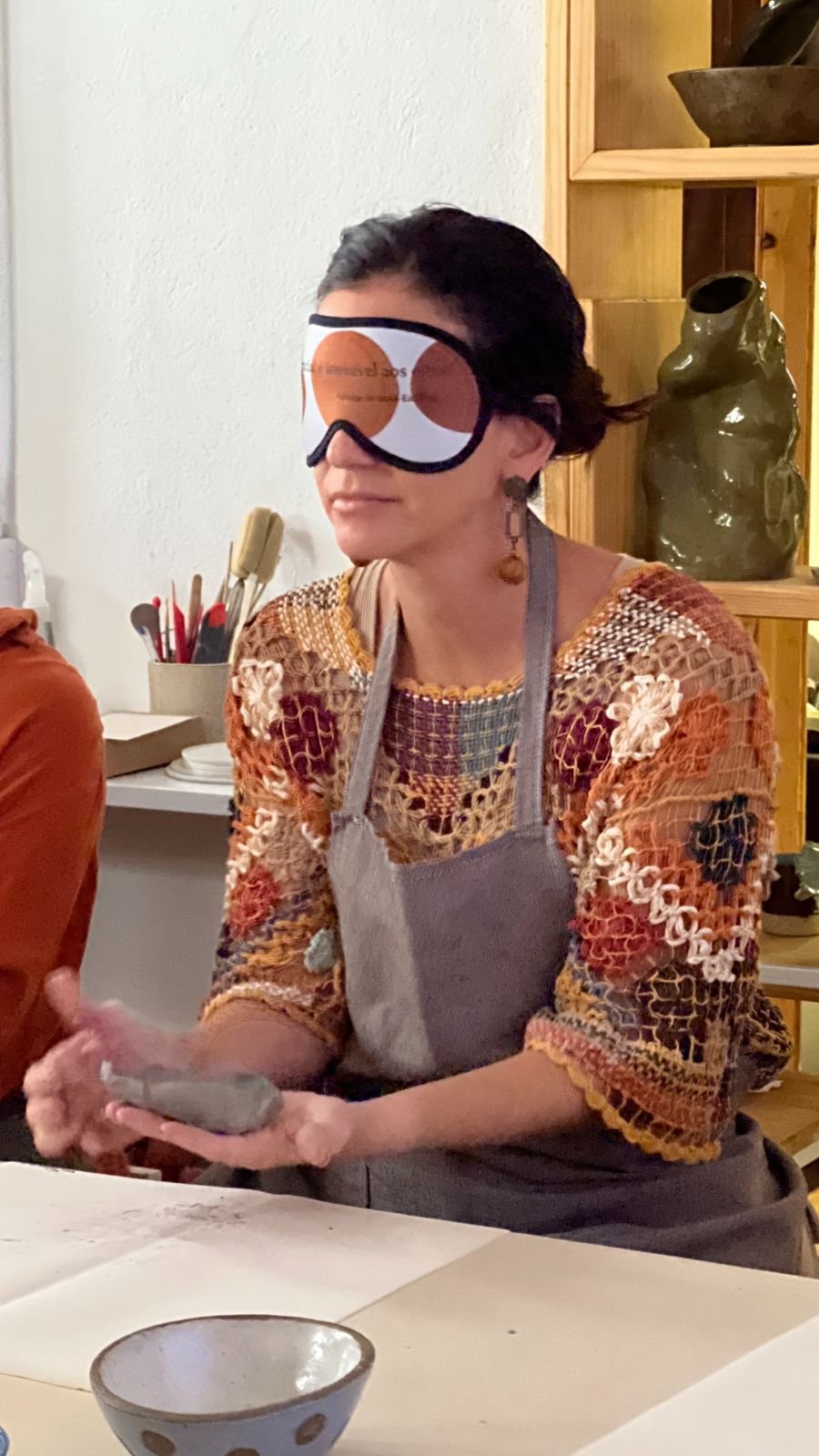 Participante com máscara de olhos na vivência