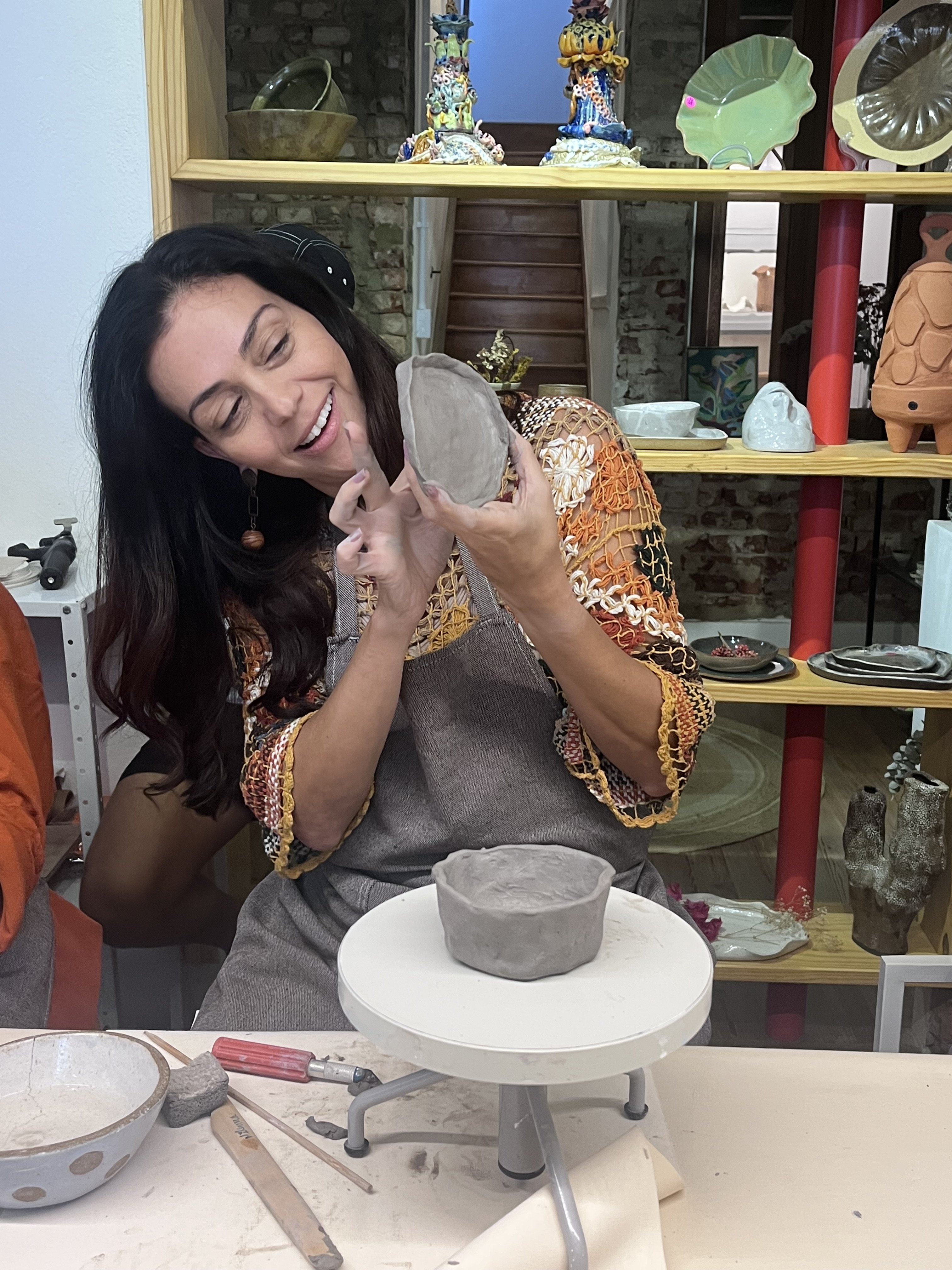 Milenna com peça de cerâmica