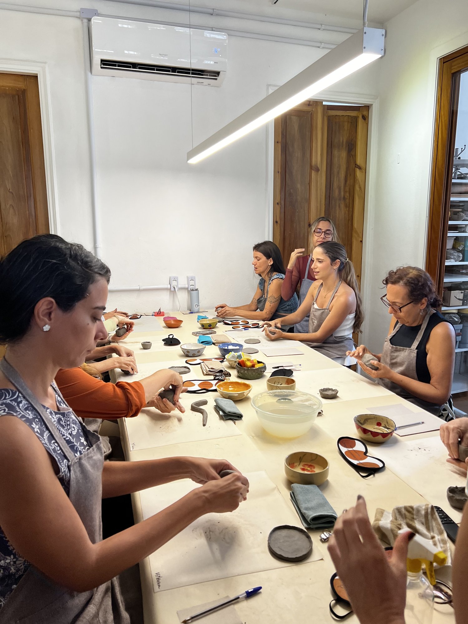 Turma trabalhando com barro na primeira edição